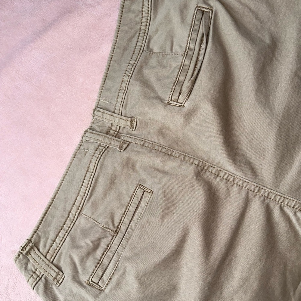 Abercrombie & Fitch Pleated Khaki Shorts · Size 0/25 - Picture 5 of 6
